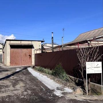 Продам житловий будинок із гаражами на території під СТО