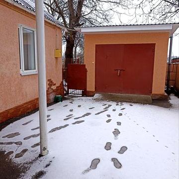 Продаж частини будинку з окремим двором