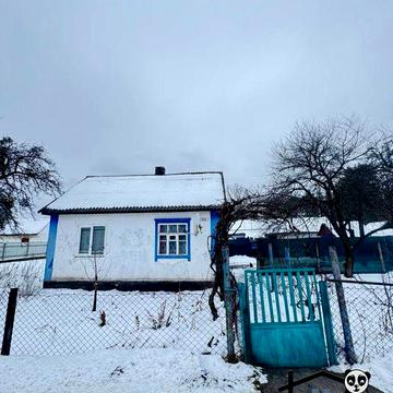 Продається будинок з великою прибудинковою територією.