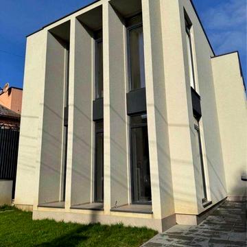 Продаж розкішного двоповерхового будинку поруч з центром міста