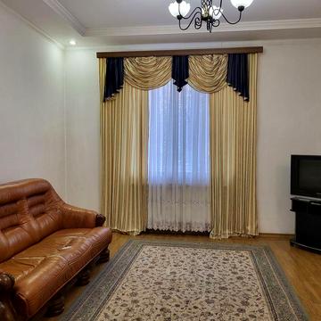 Продам квартиру 87 кв.м. з  А/О  та  двома гаражами в центрі міста