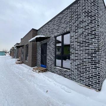 Одноповерховий таунхаус з власним переднім подвірʼям. ЄОСЕЛЯ!!!