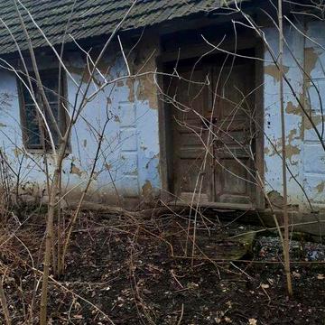 Хата в селі біля Львова , 35 сот житлової 50 сот садівництво річка є