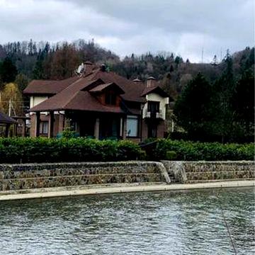 Продаж будинку Закарпаття, посеред гір з власною річкою