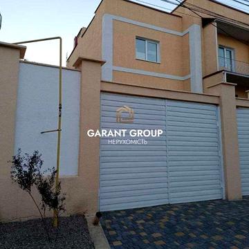 Комфортний триповерховий будинок / Київський район