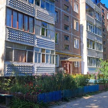 Космонавтів вул., 10