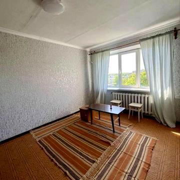 Продам двокімнатну квартиру в центрі міста.