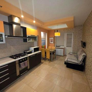 Продаж просторої однокімнатної квартири в  центрі міста.