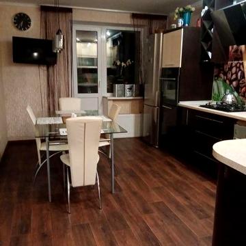 Здається  велика квартира з ремонтом та меблями.