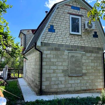 Будинок біля озера.