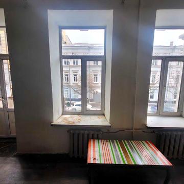 1к. Борисоглібська 9/15, Контрактова, світло не вимикають. Під ремонт.