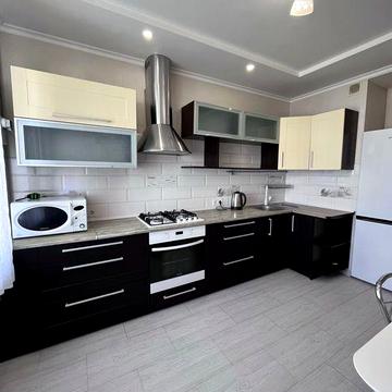 Квартира в хорошому районі, поруч озеро.