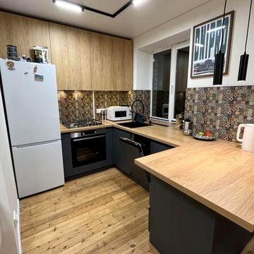 Продам 3-х Красный Камень.Торг