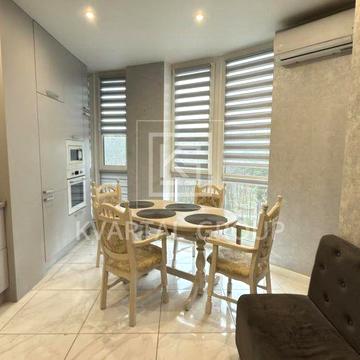 Тепла 2к квартира в оренду з видом на центральний парк!