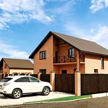 Сучасний котедж під Києвом з великою терасою та ділянкою