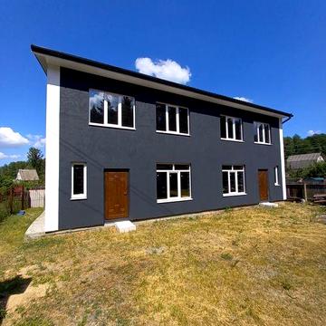 Сучасний дуплекс у зеленому районі