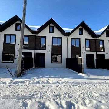 Сучасний таунхаус 82 м² + мансарда 35 м² у центрі комплексу