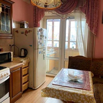 Оренда двохповерхової  квартири . Світло не вимикають