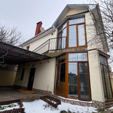 Будинок двоповерховий поруч з пл. Толбухіна