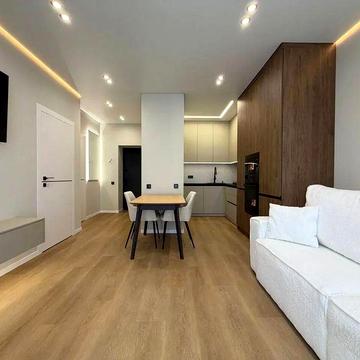 Однокімнатна з кухнею-студією та балконом в розвинотому районі міста