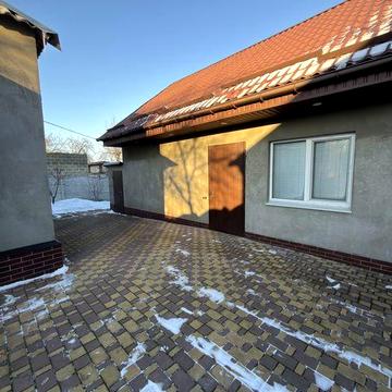 У продажу 2 будинки на одній ділянці