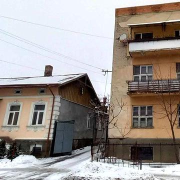 Квартира цокольний поверх