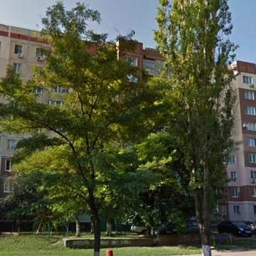 Двокімнатна чешка на Таїрова. 3й поверх. Газ. Другий ряд будинків.