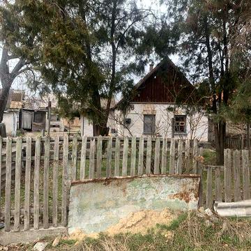 Сдам домик правый берег  две комнаты отопление печное