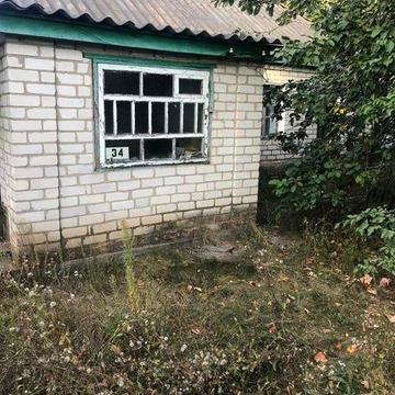 Кирпичний будинок у селі Греблі світло не вимикають