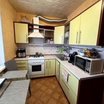 Продам трехкомнатную квартиру с холлом, 5 мкрн. А