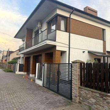 Здається Будинок ,автономна частина дуплексу, центр міста