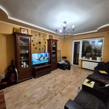 продаж затишної трикімнатної квартири