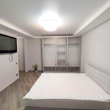 Печерськ, Лаврська, 4, однокімнатна з ремонтом, технікою та меблями.