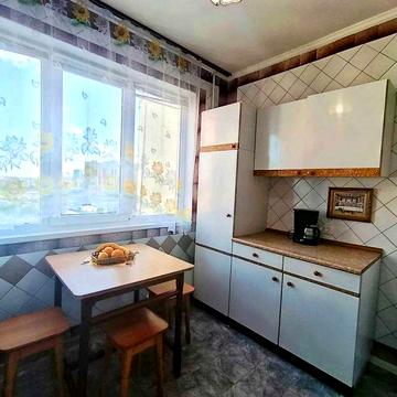 Квітневий пров. 8, тепла, охайна 2-х кімнатна квартира