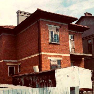 Дом с красного кирпича с подвалом в Совиньоне