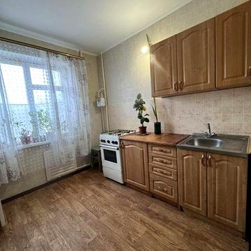 Продаётся 1 ком. Лахтинская . Торг!!