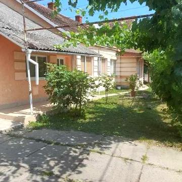 Продається будинок, що складається з 2 окремих квартир