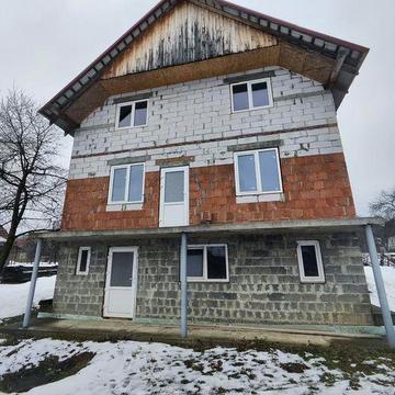 Перспективний двоповерховий будинок у затишному селі!