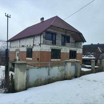 Перспективний двоповерховий будинок у затишному селі!