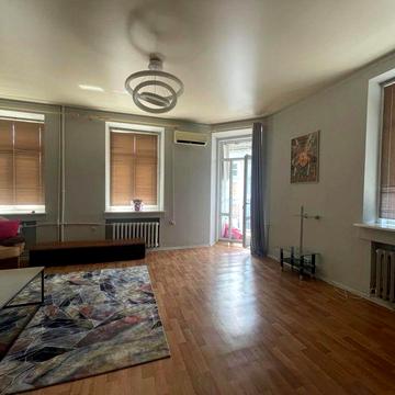 Продам 4 к. квартиру,метро Университет.