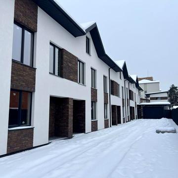 Продам таунхаус в самому центрі вже з штукатуркою та проводкою