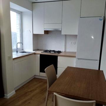 Алмазний поруч зупинка