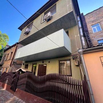 Отдельно стоящий 3-уровневый дом в центре