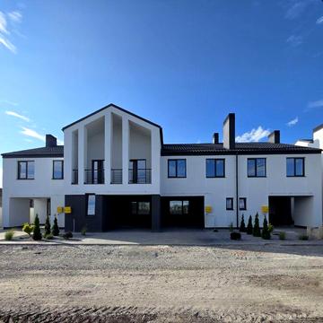 Кутовий таунхаус на Військбуді . Частково внутрішні роботи.