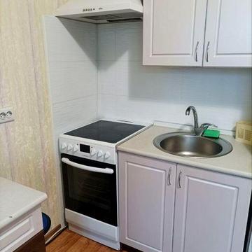 м.Васильківська  ОРЕНДА  2-ї кв. Вул. Максимовича 7. Є бомбосховище.