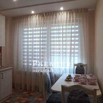 Простора квартира з ремонтом в новому будинку