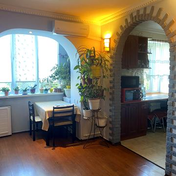 Естонська вул., 5