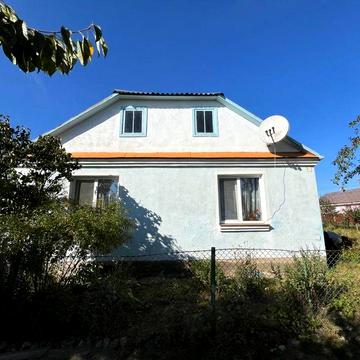 Будинок  з літньою кухнею, хлівом та льохом