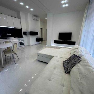 В продаже квартира в новом доме. Кухня-гостиная и спальня.