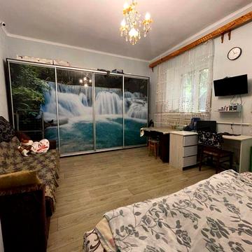 Фасадний вхід з Грушевського. Продаж півквартири в цоколі